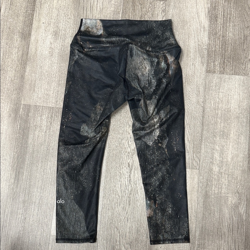 ALO Yoga Black and Gray Patterned Capri Leggings - Picture 4 of 4